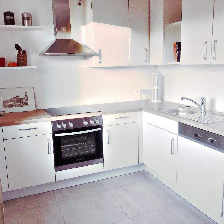 Modern New Danube Apartment, Perfect Location Wien